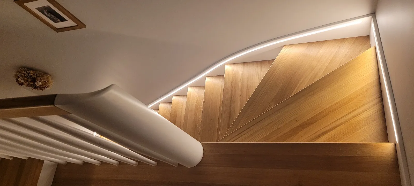 Połączenie stopni dębowych z białymi podstopnicami