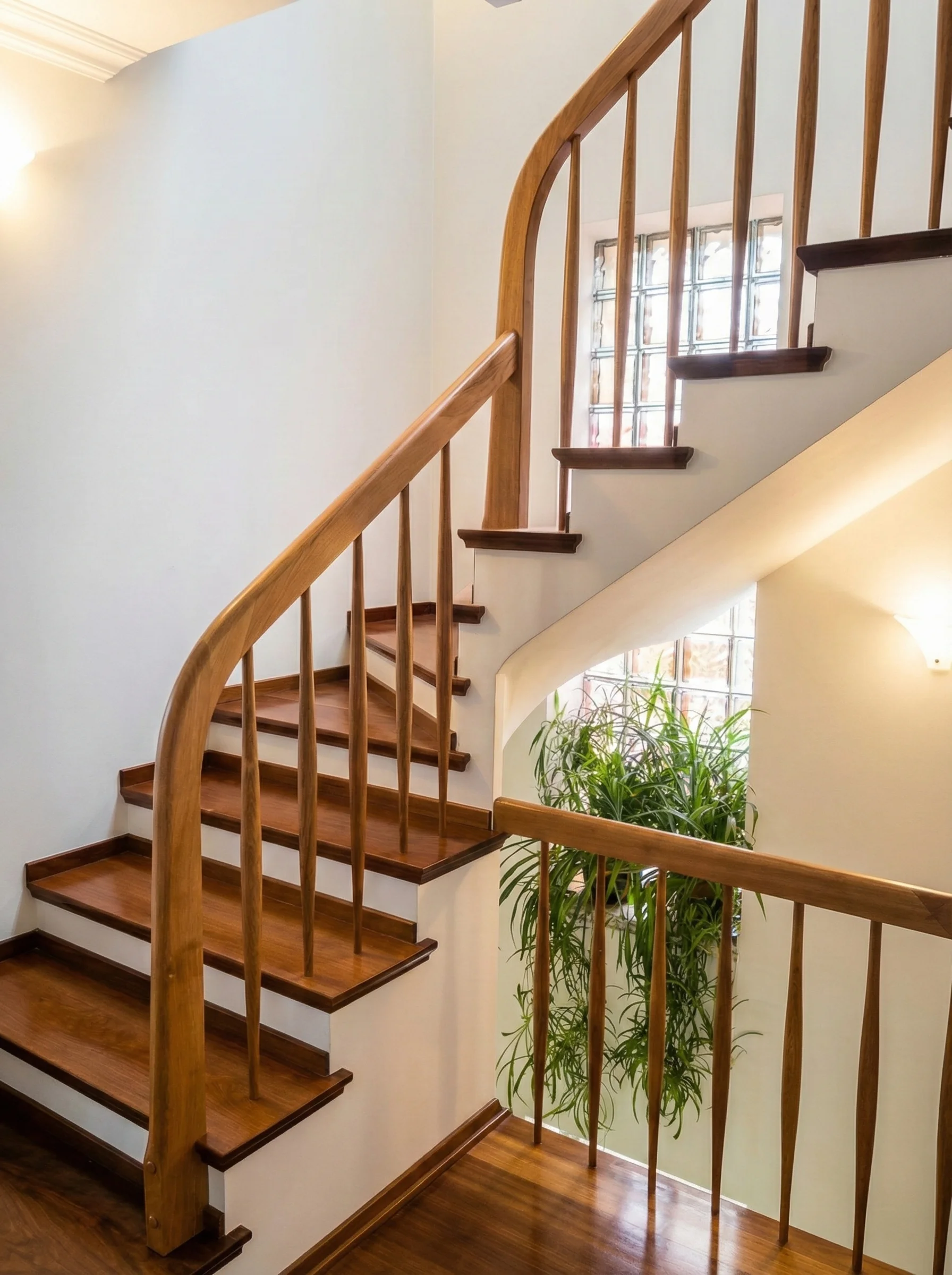 Detal giętej poręczy i toczonych tralek z drewna sapeli