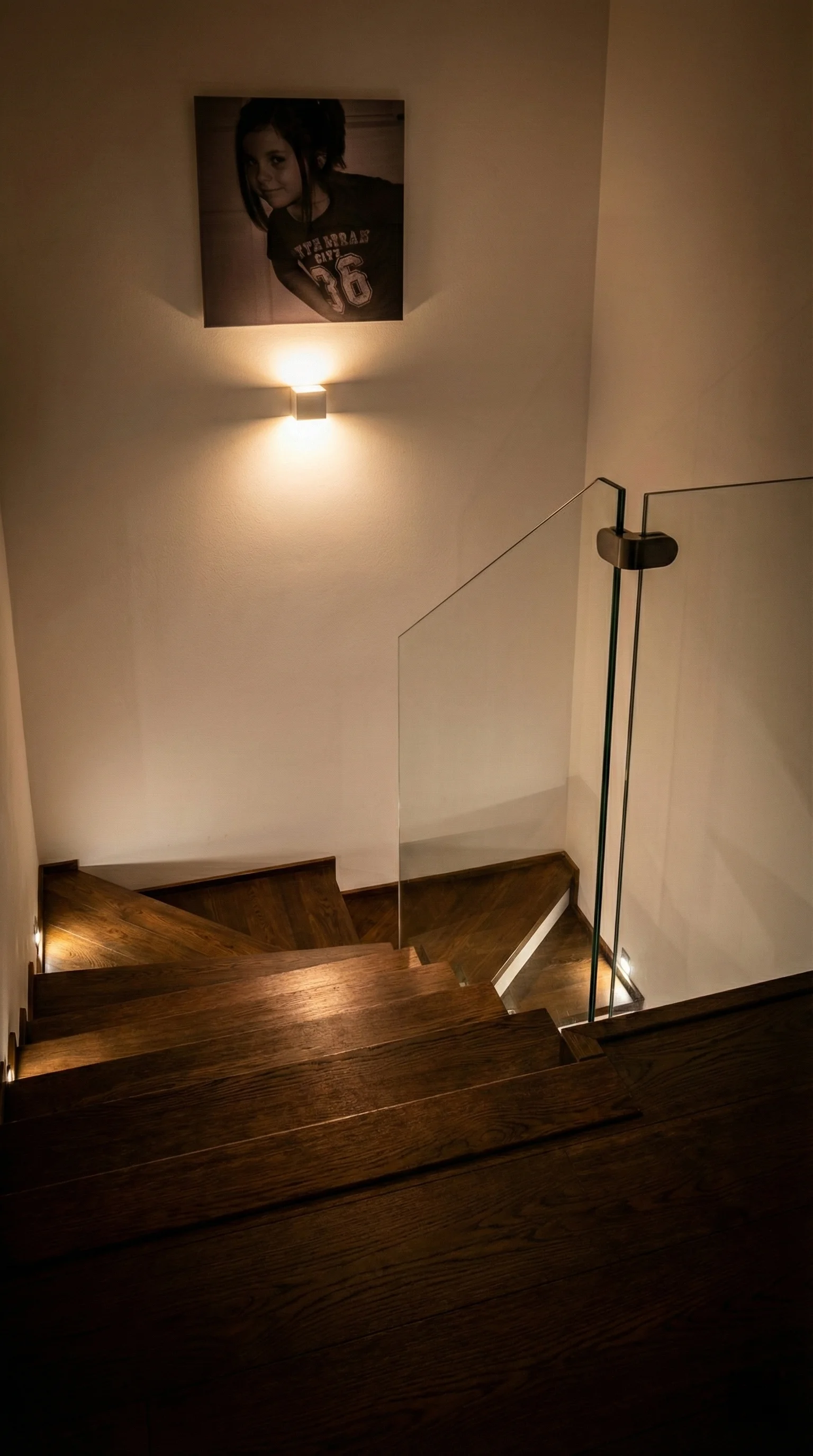 Widok klatki schodowej z góry, szklana balustrada