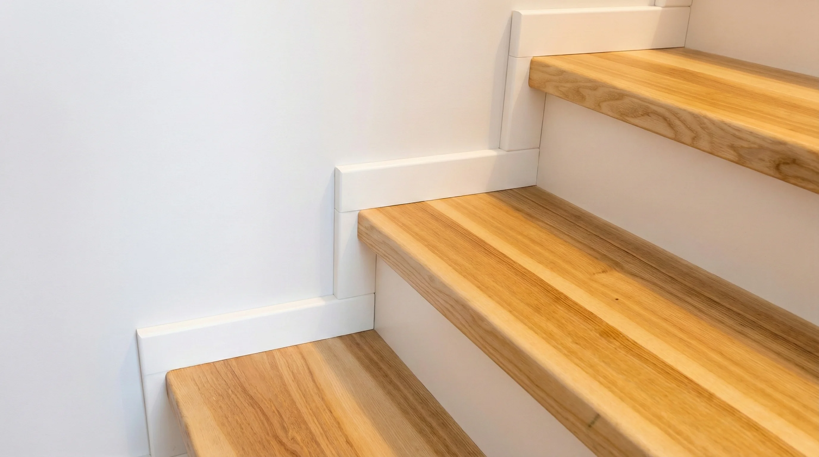 Precyzyjne wykończenie stopni przy ścianie, listwy maskujące