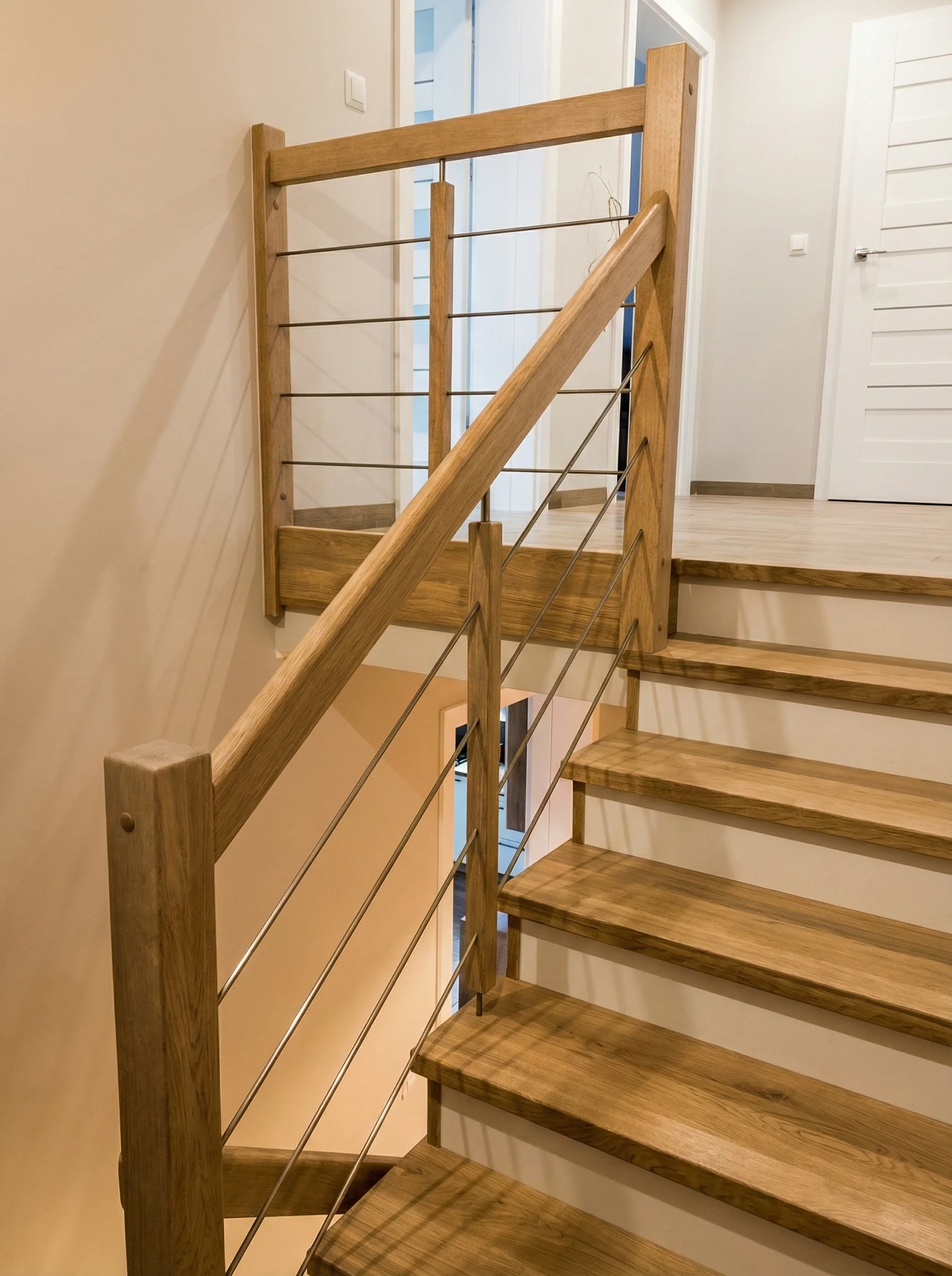 Widok klatki schodowej z góry, schody dębowe ze spocznikiem