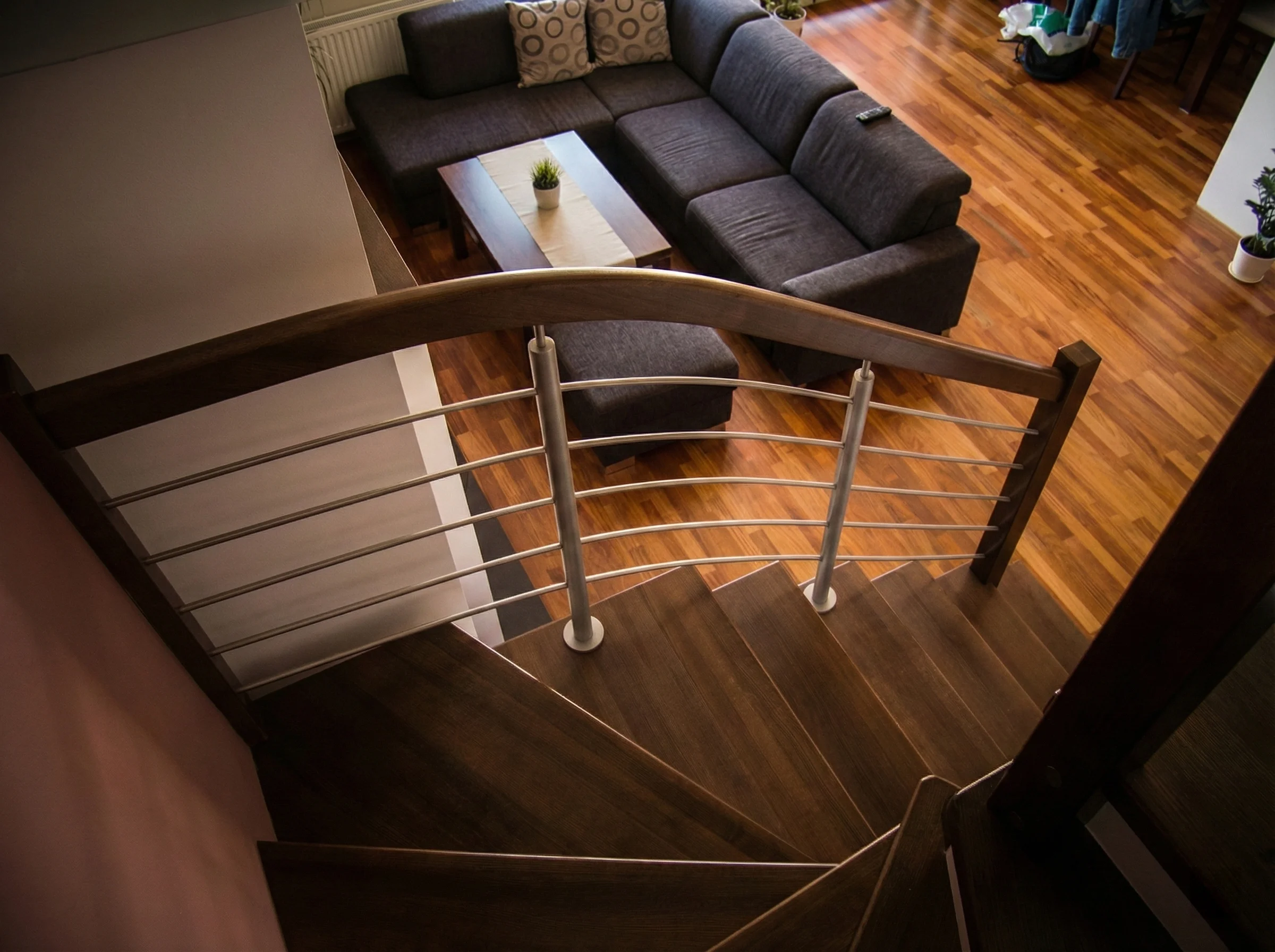 Stopnie jesionowe bejcowane na orzech, lakierowane