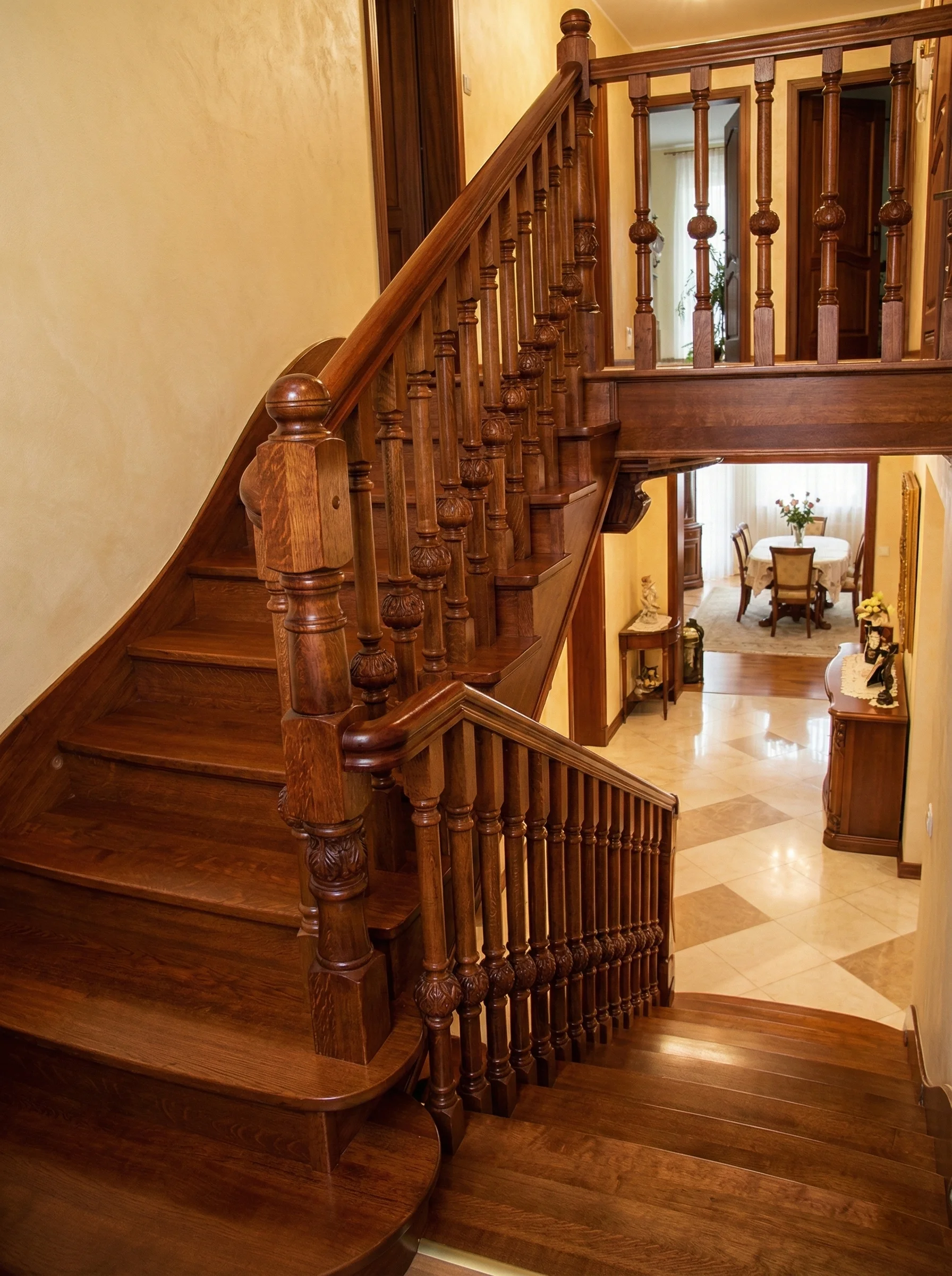 Detal rzeźbionej balustrady drewnianej w kolorze mahoń