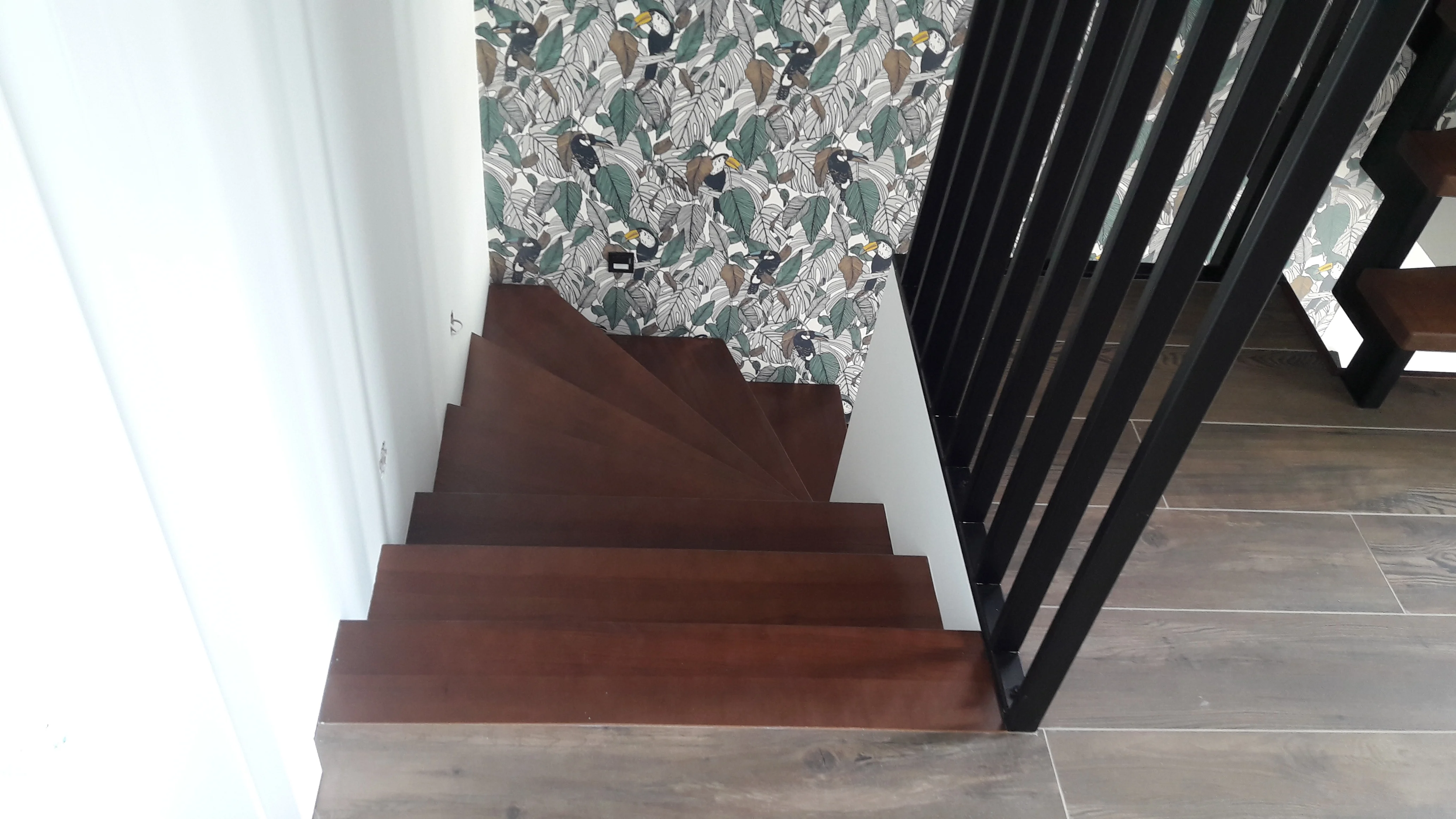 Widok schodów z góry, efektowne połączenie wiśni i czerni