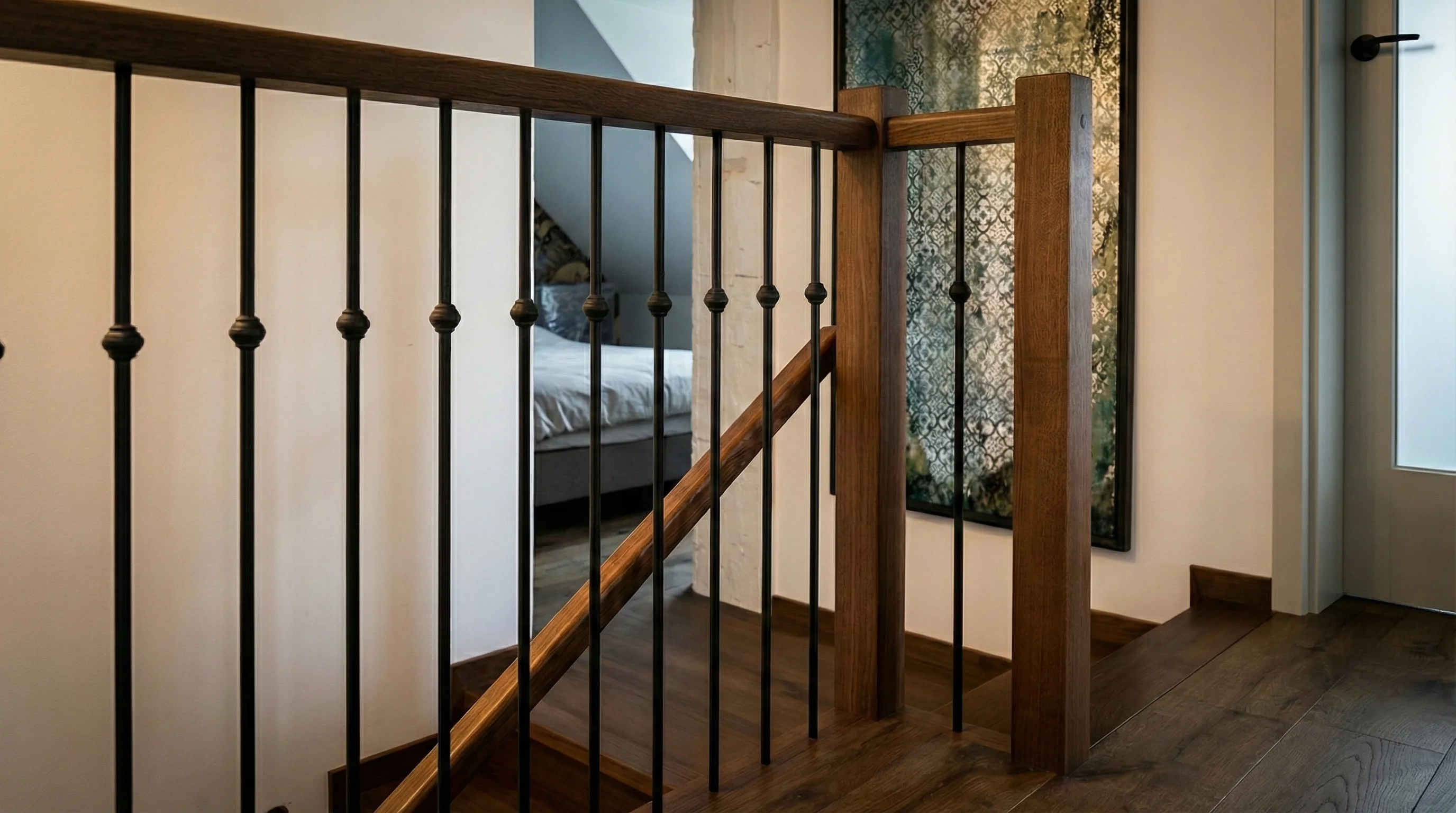 Kompletna realizacja schodów jesionowych z metaloplastyką