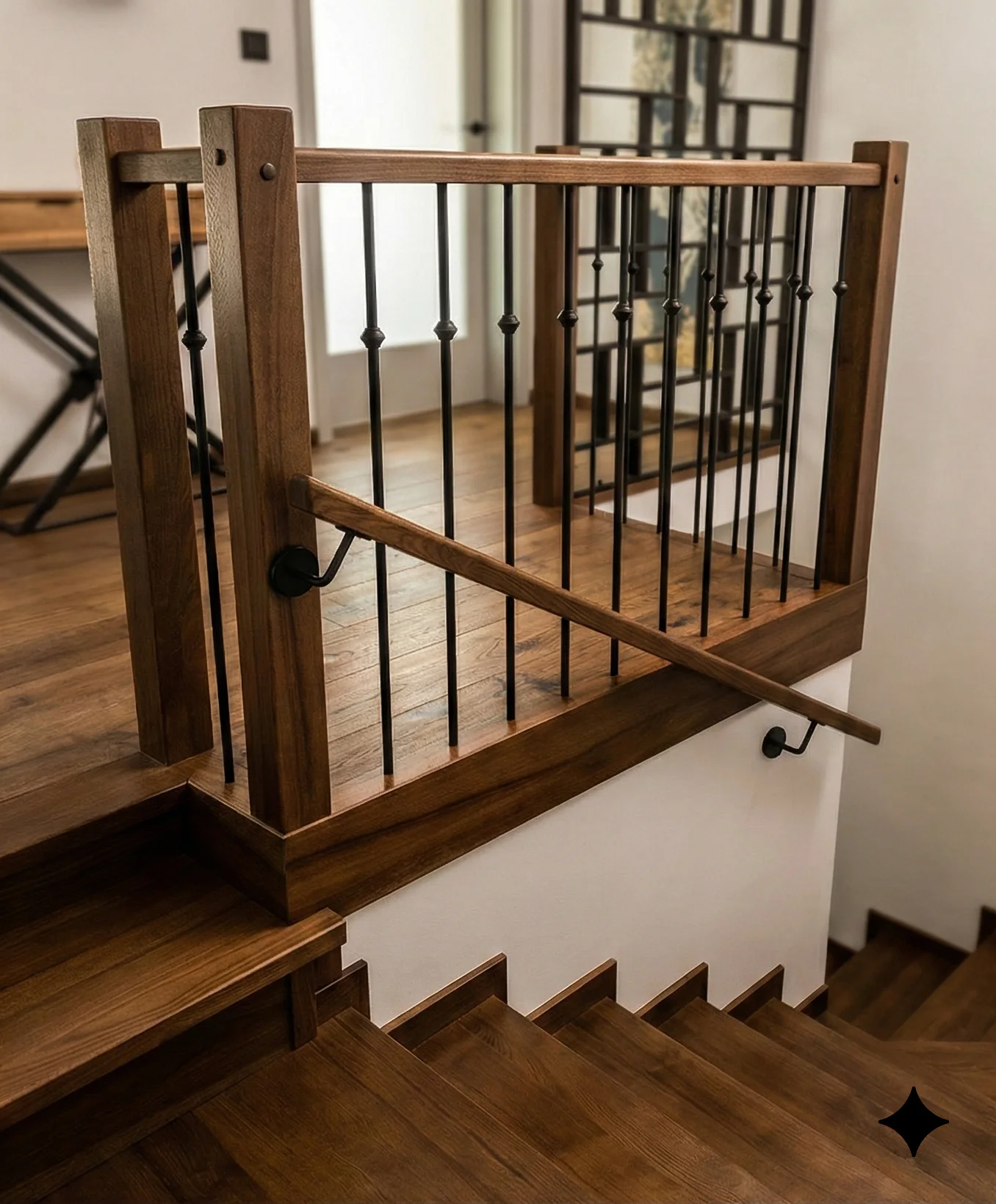 Widok schodów wewnątrz domu, połączenie drewna i metalu