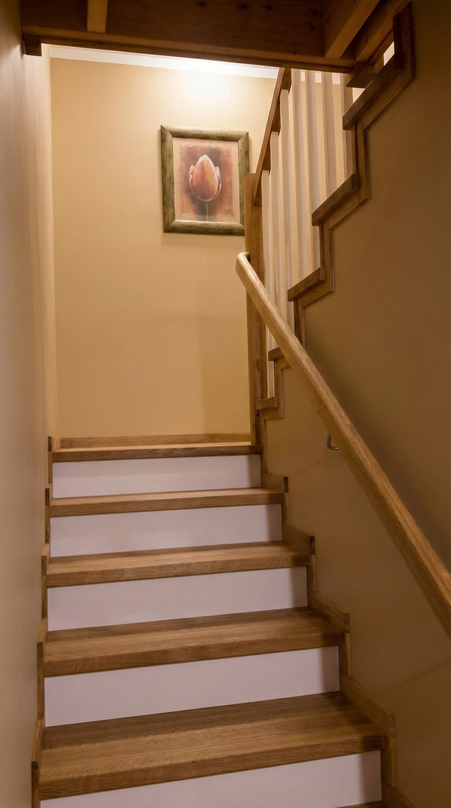 Detal drewnianej balustrady przy schodach jesionowych