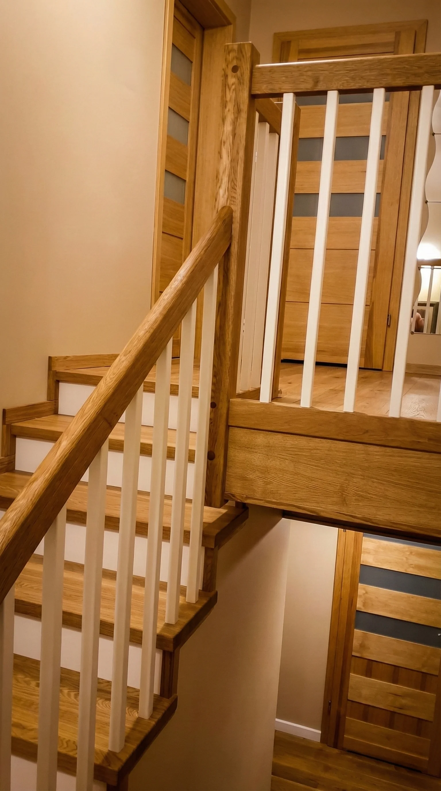 Podest schodowy jesionowy, widok z góry