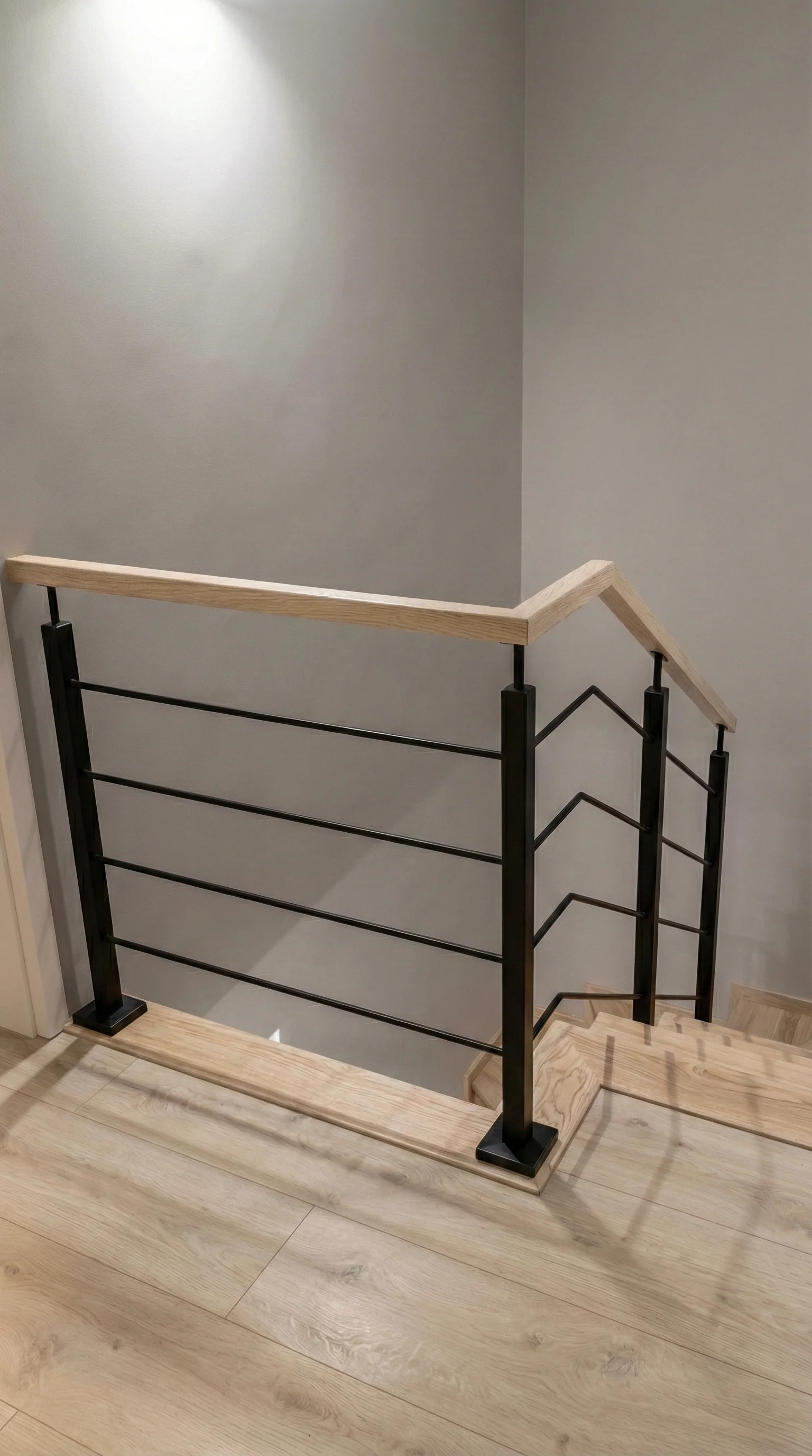 Precyzyjne wykończenie wnętrza schodami jesionowymi