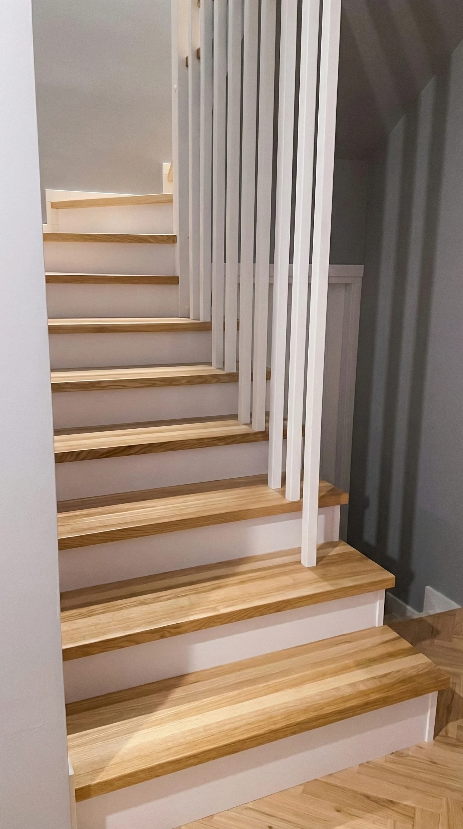 Detal drewnianej balustrady przy schodach jesionowych