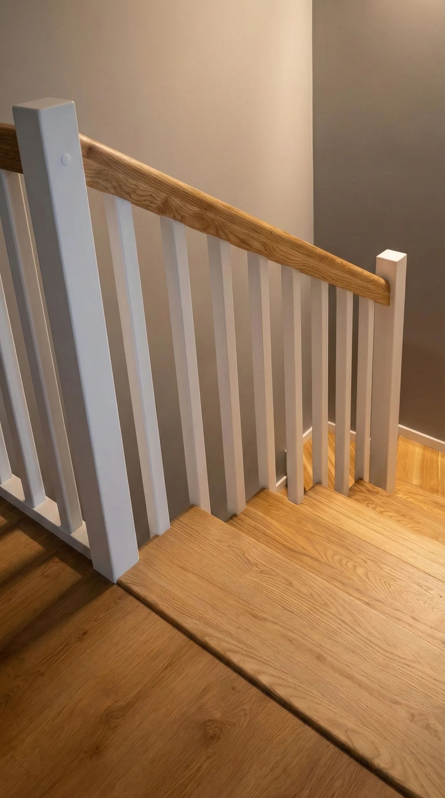 Kompletna realizacja schodów jesionowych w jasnym wnętrzu