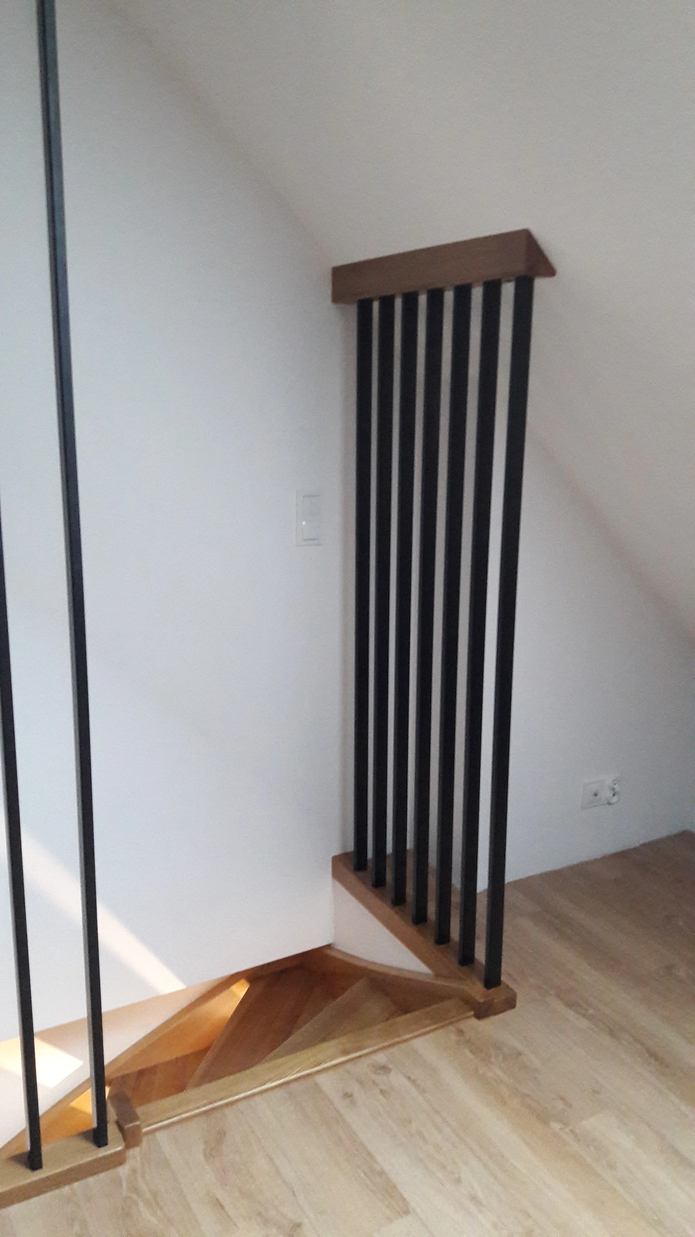 Stopnie jesionowe naturalne lakierowane, zbliżenie