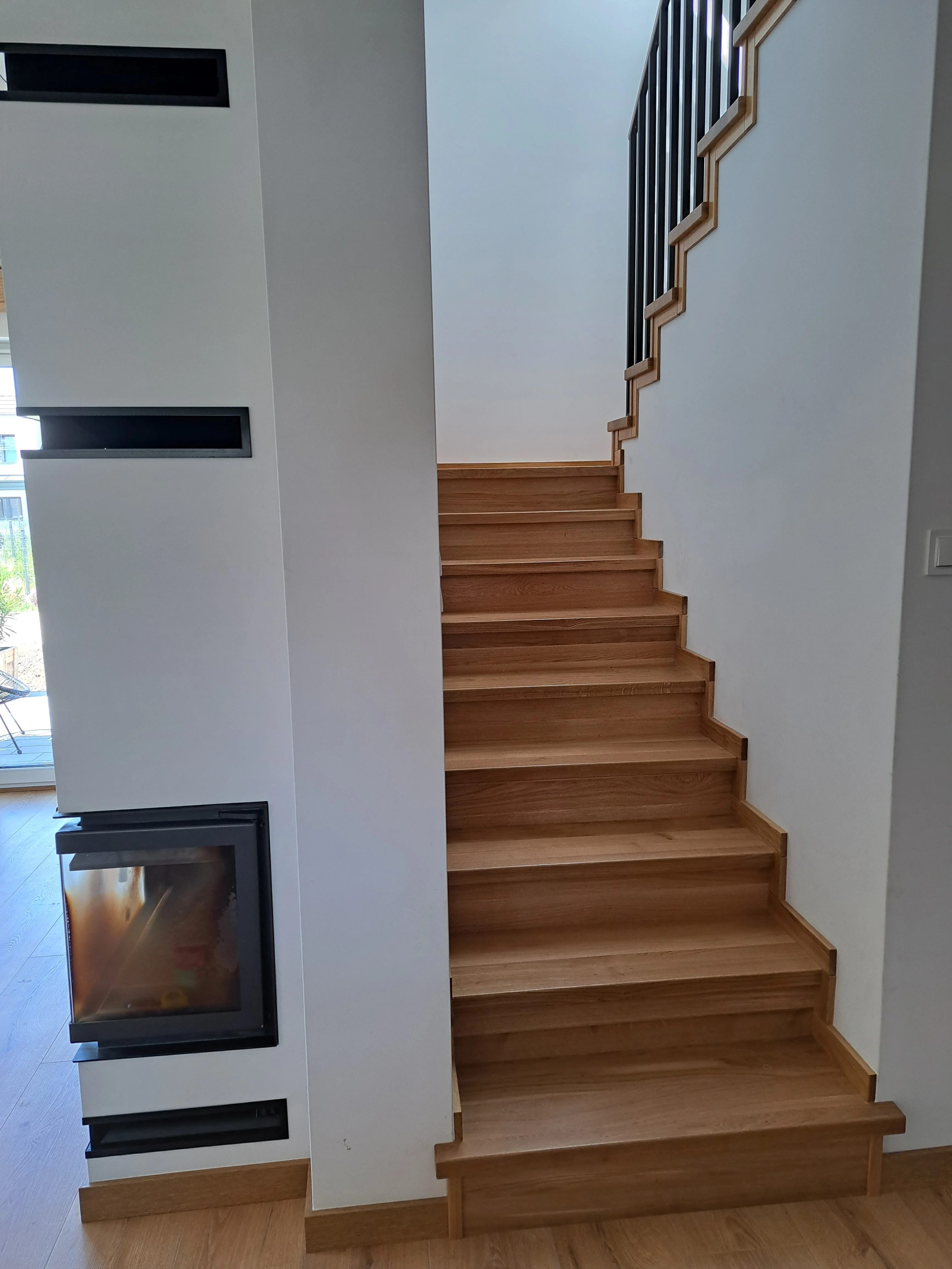 Schody dębowe U ze spocznikiem na beton Gdańsk, widok z dołu