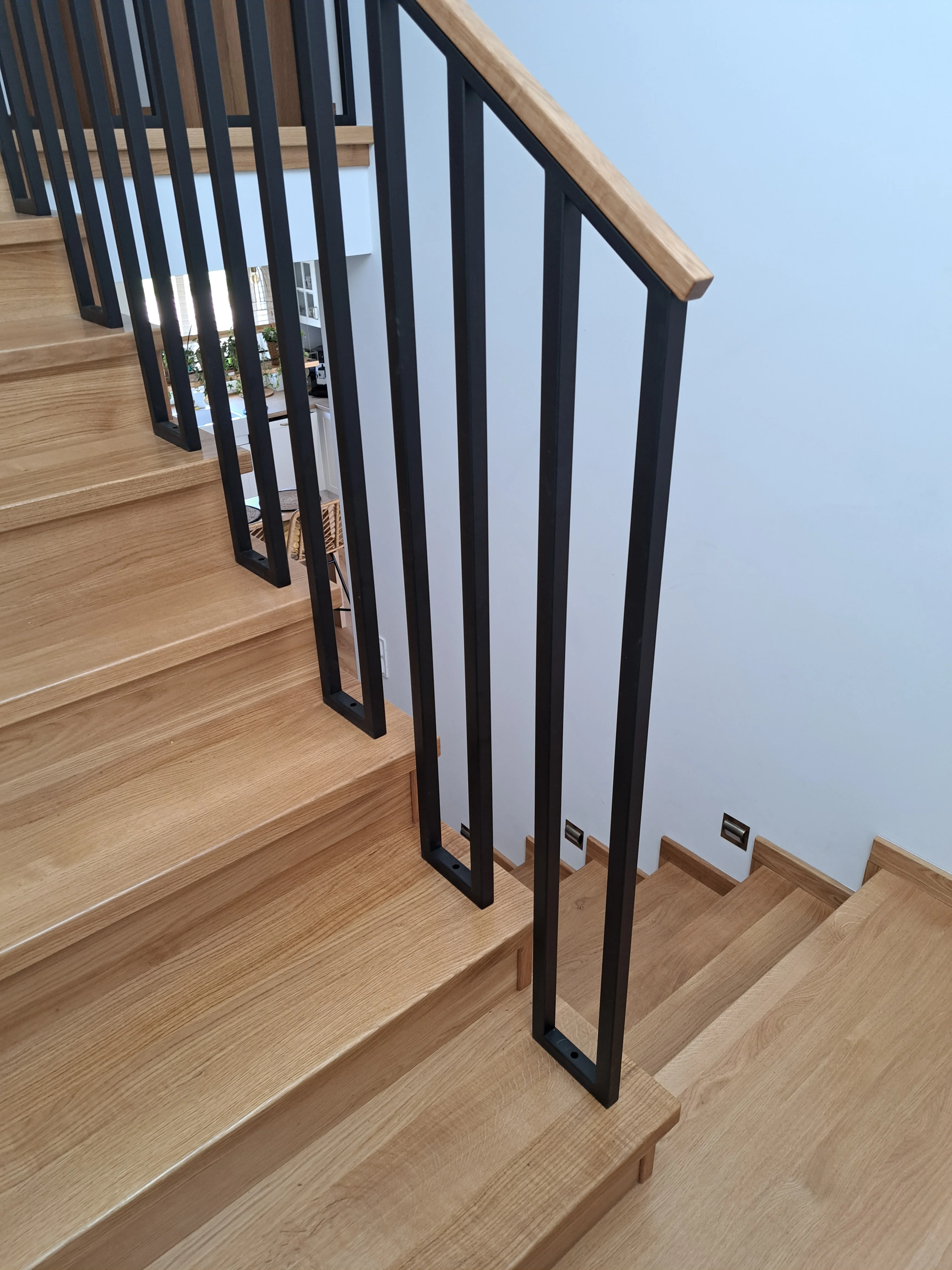 Stopnie dębowe naturalne lakierowane, zbliżenie