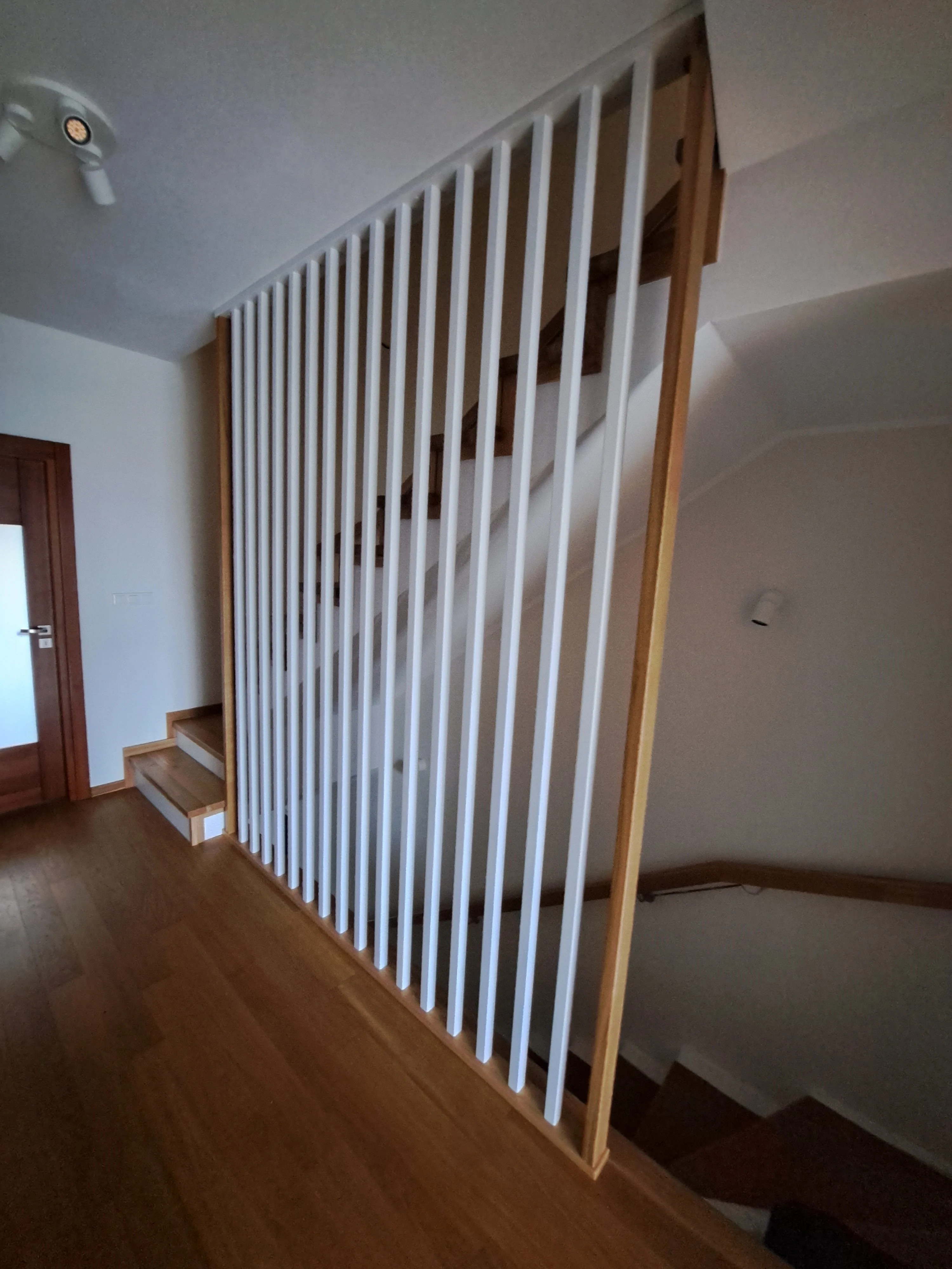 Widok klatki schodowej z góry, schody dębowe