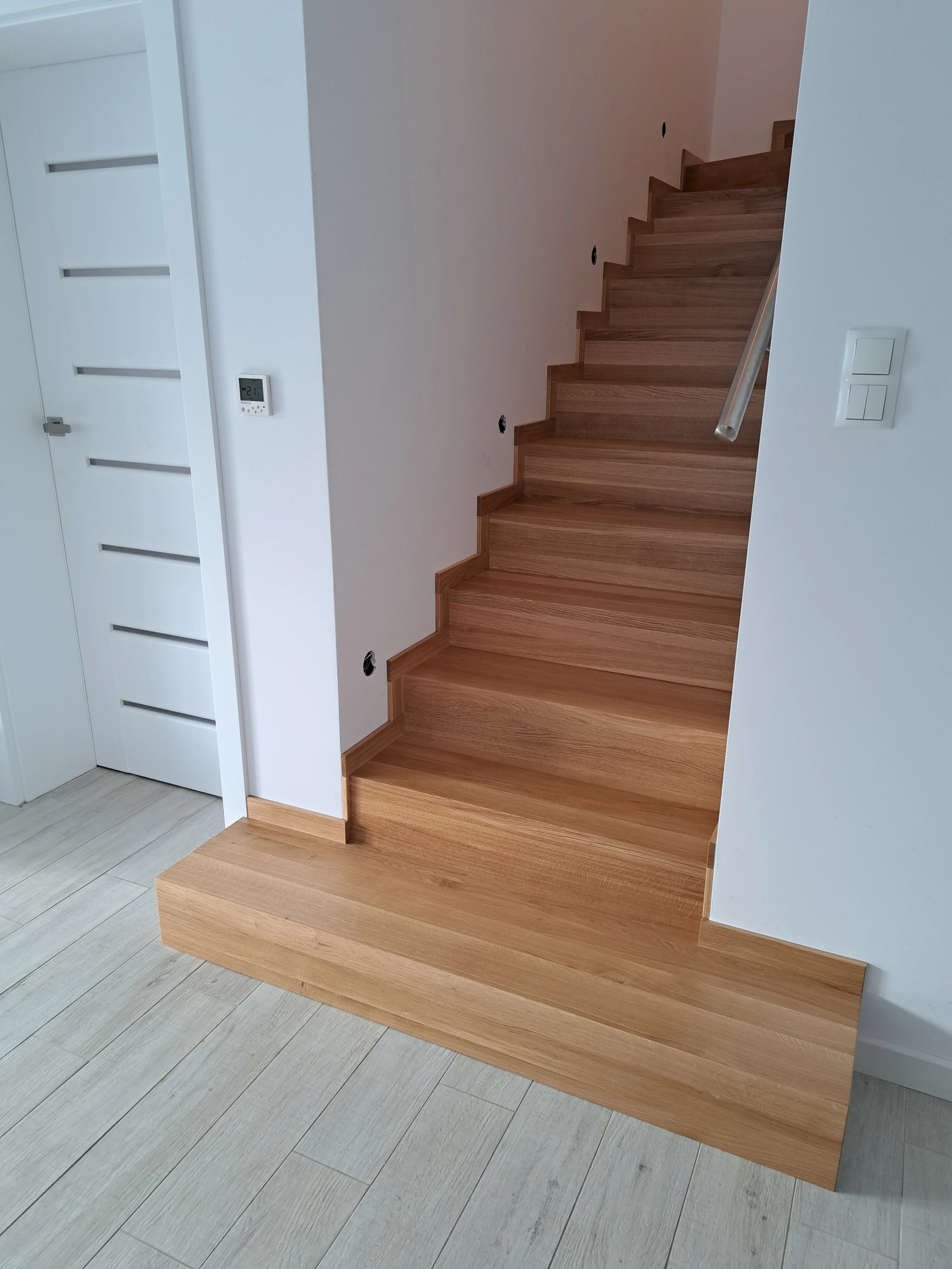 Schody dębowe ze spocznikiem na beton Różyny, widok z dołu