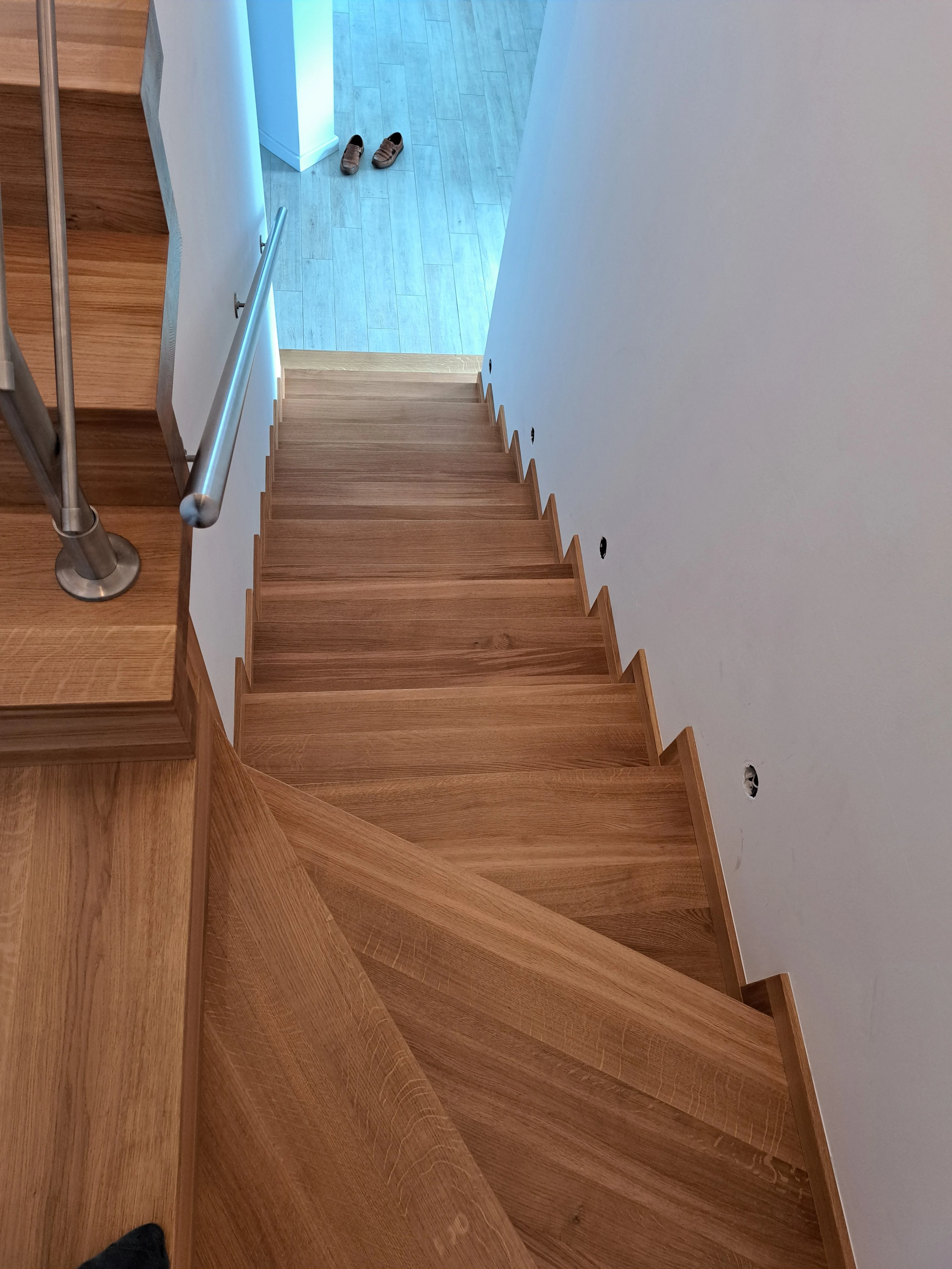 Stopnie dębowe naturalne lakierowane, zbliżenie