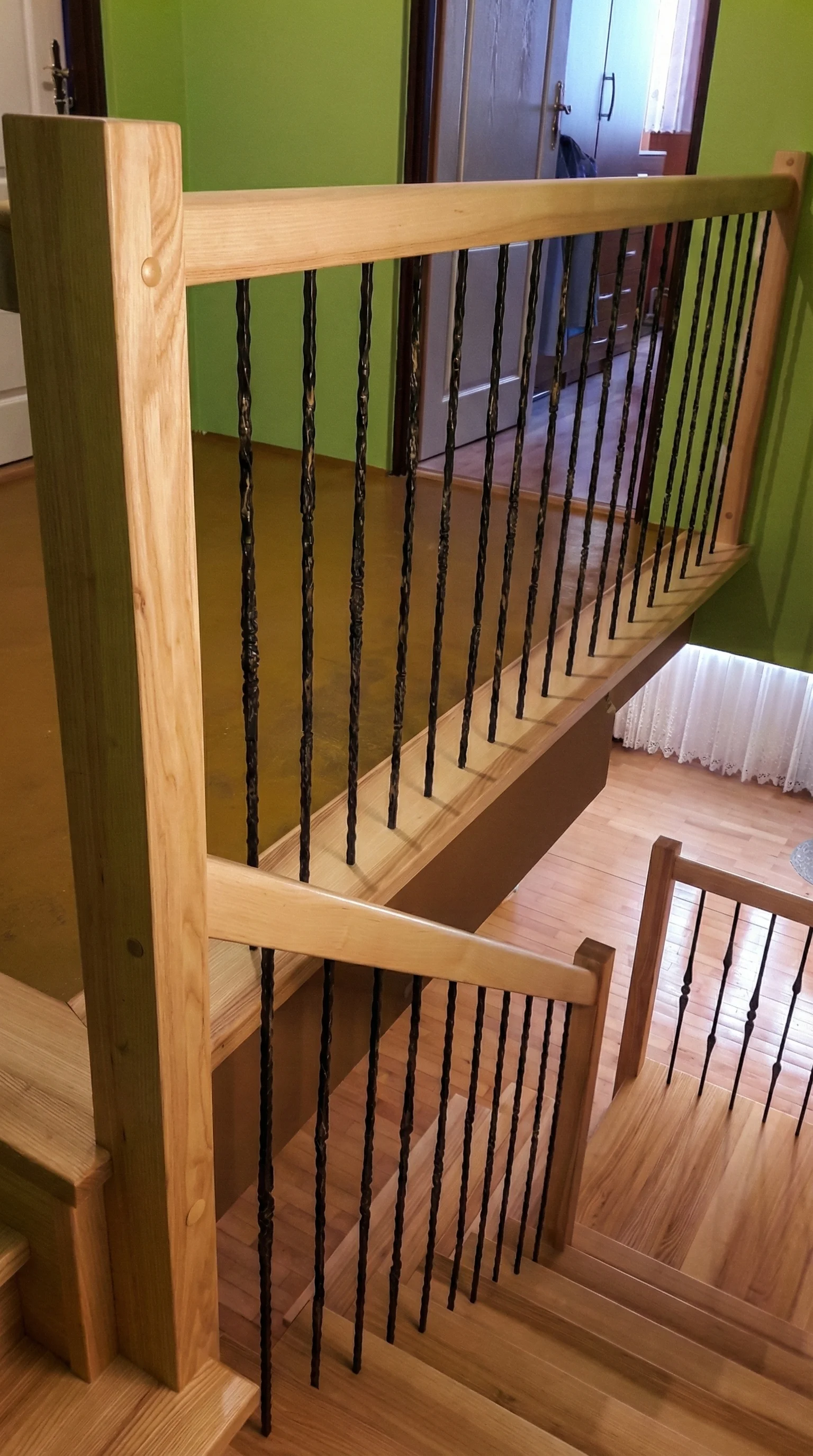 Stopnie z drewna jesionowego lakierowane, kolor naturalny