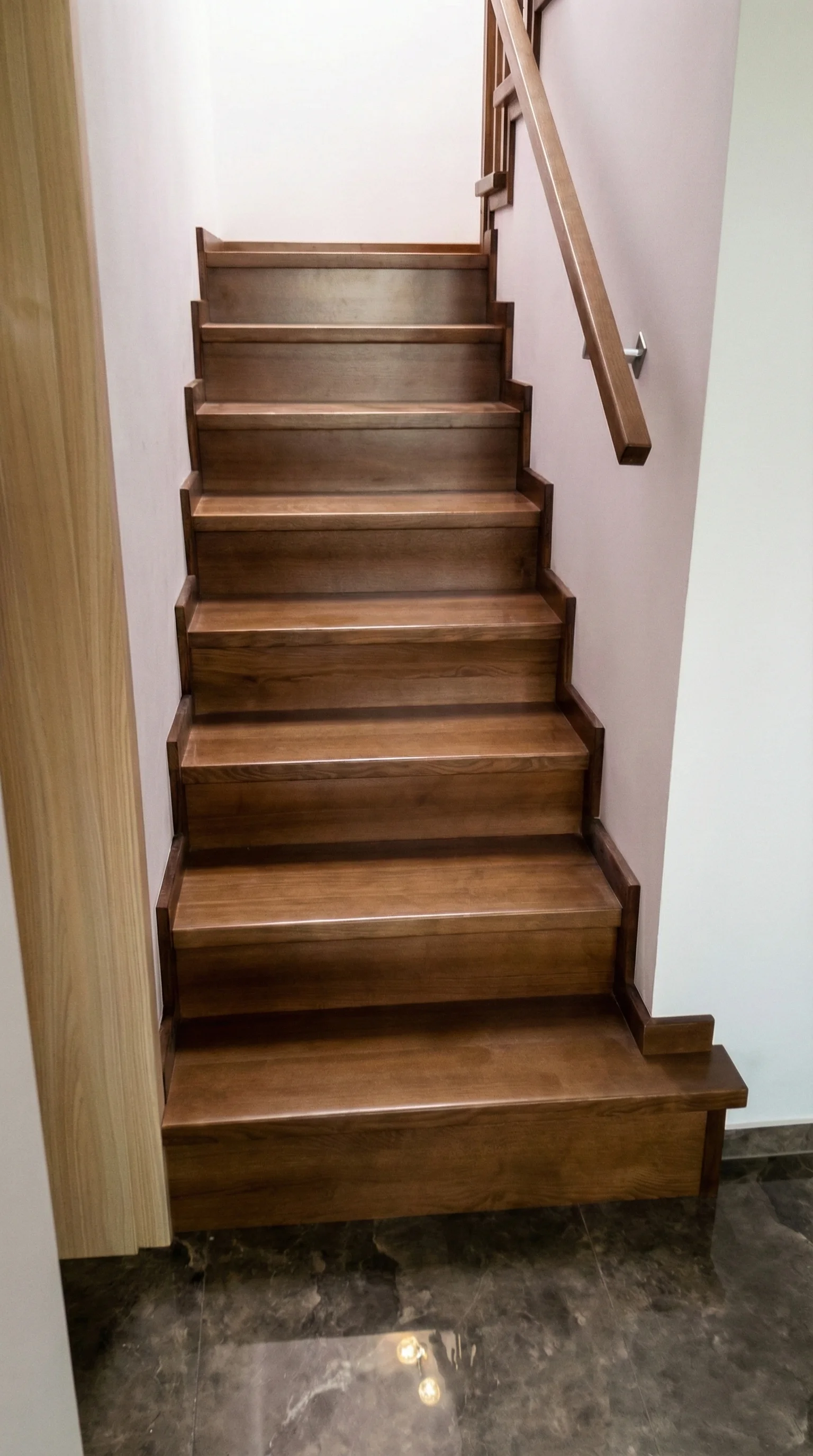 Schody dębowe orzech z podestem na beton Pruszcz Gdański, widok z dołu