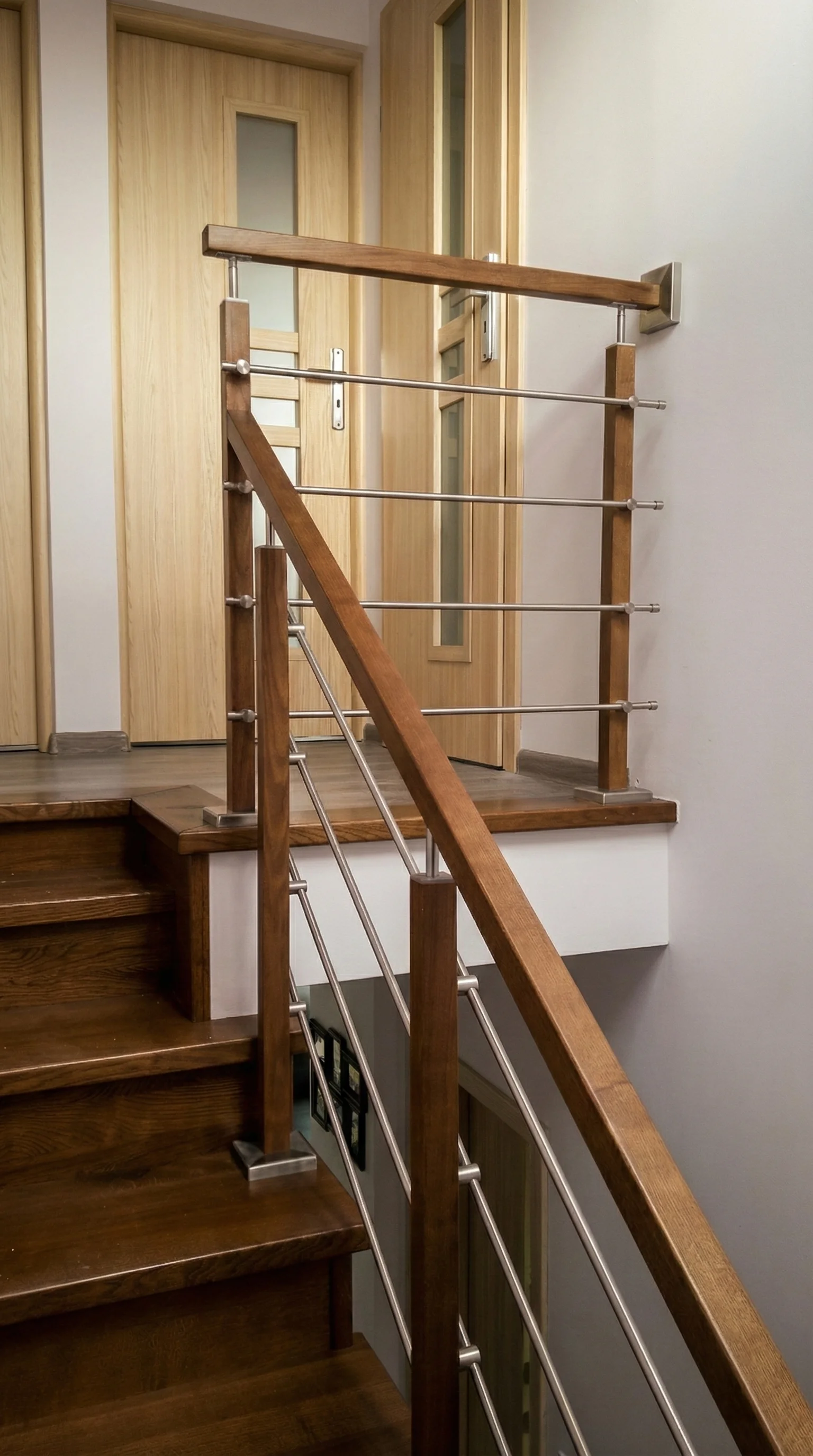 Stopnie dębowe bejcowane na orzech, lakierowane