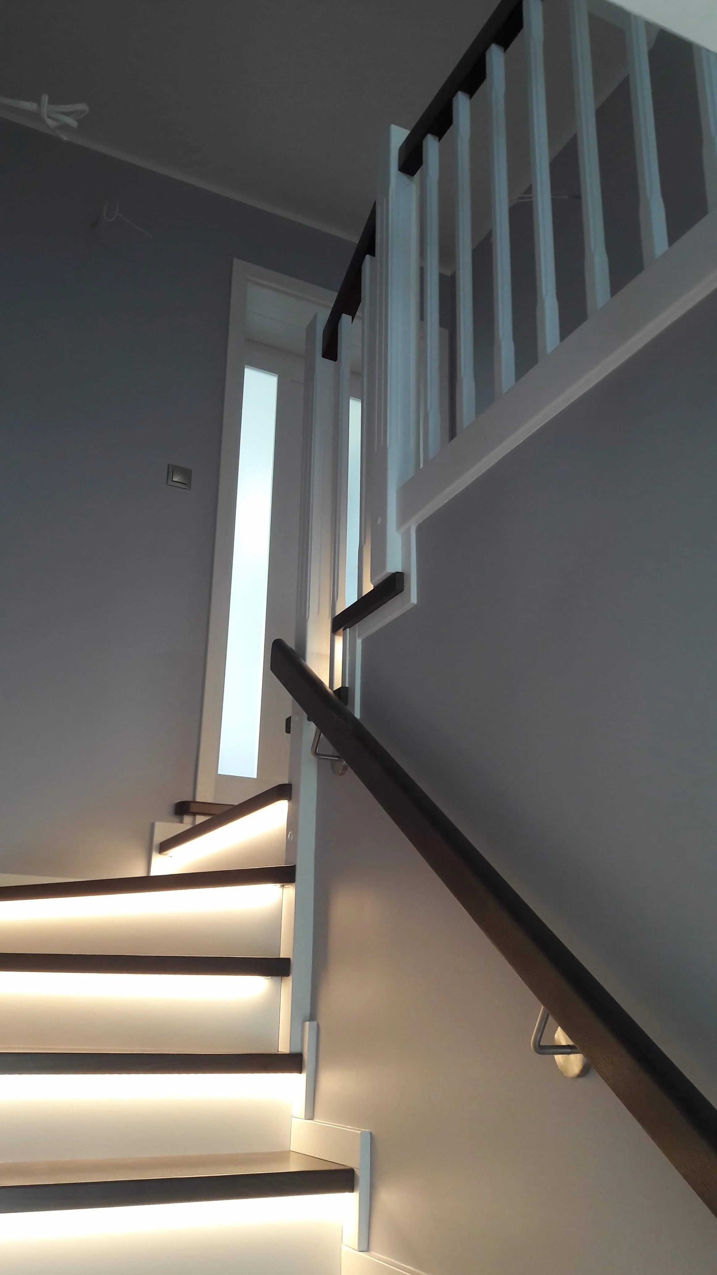 Zbliżenie na frezowane tralki balustrady i dębowy pochwyt