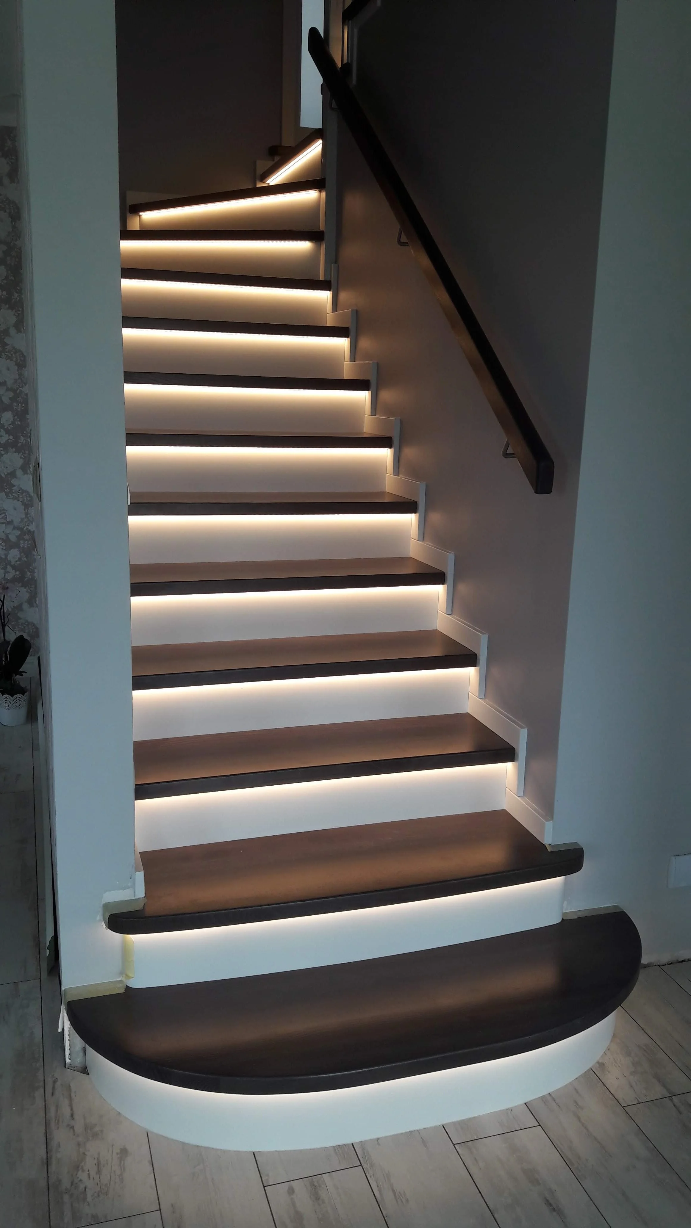 Schody dębowe zabiegowe U na beton, kontrast orzech i biel