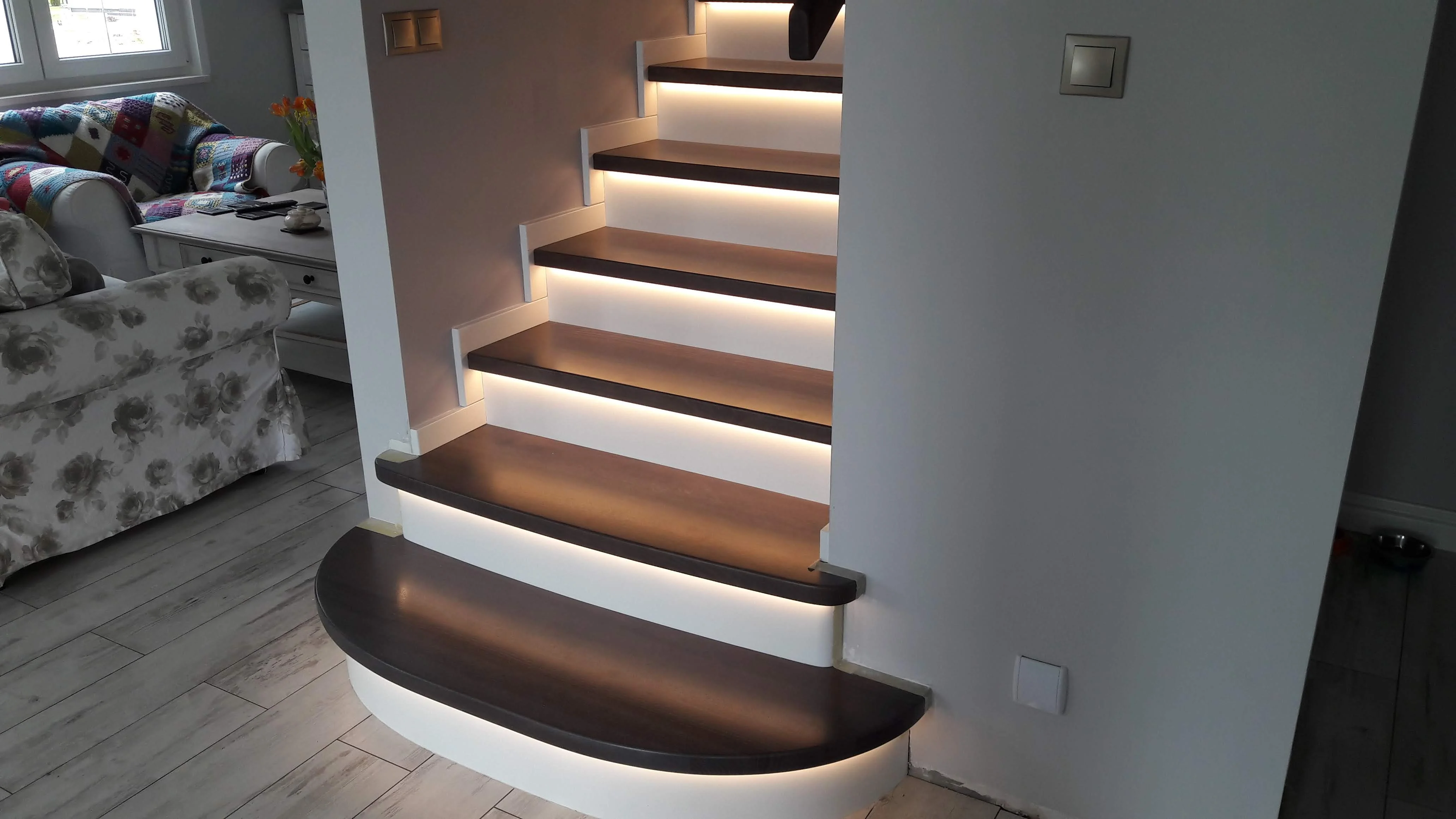 Widok klatki schodowej, klasyczny styl dworkowy