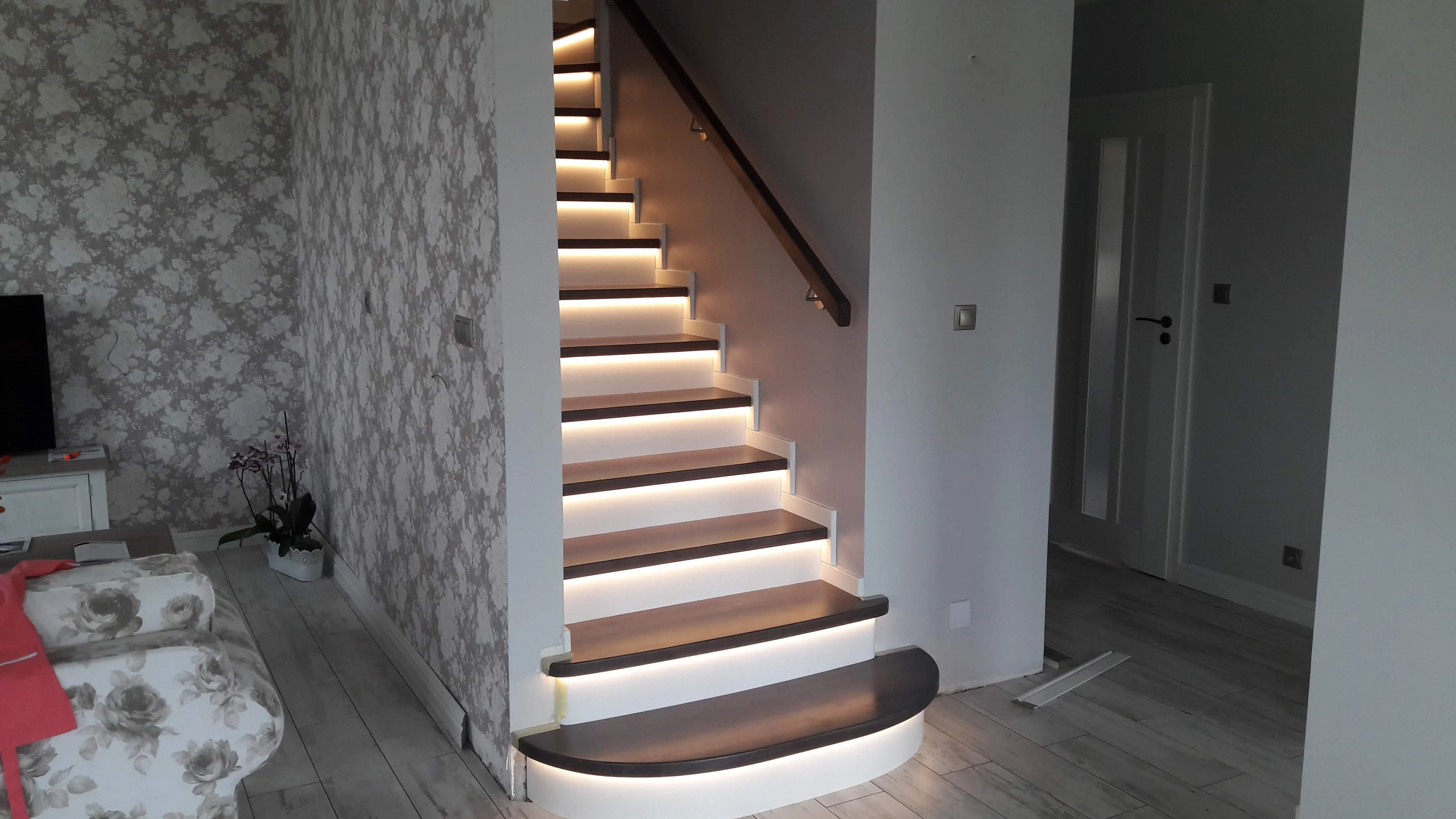 Wykończenie schodów przy ścianie i podstopnicach