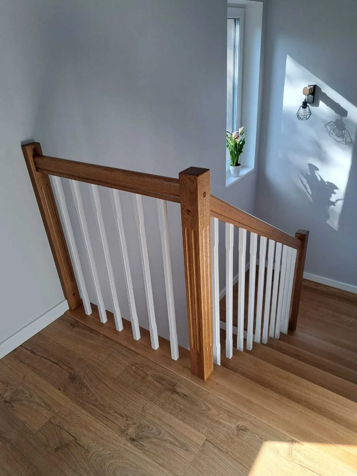 Widok na podest i bieg schodowy, styl klasyczny