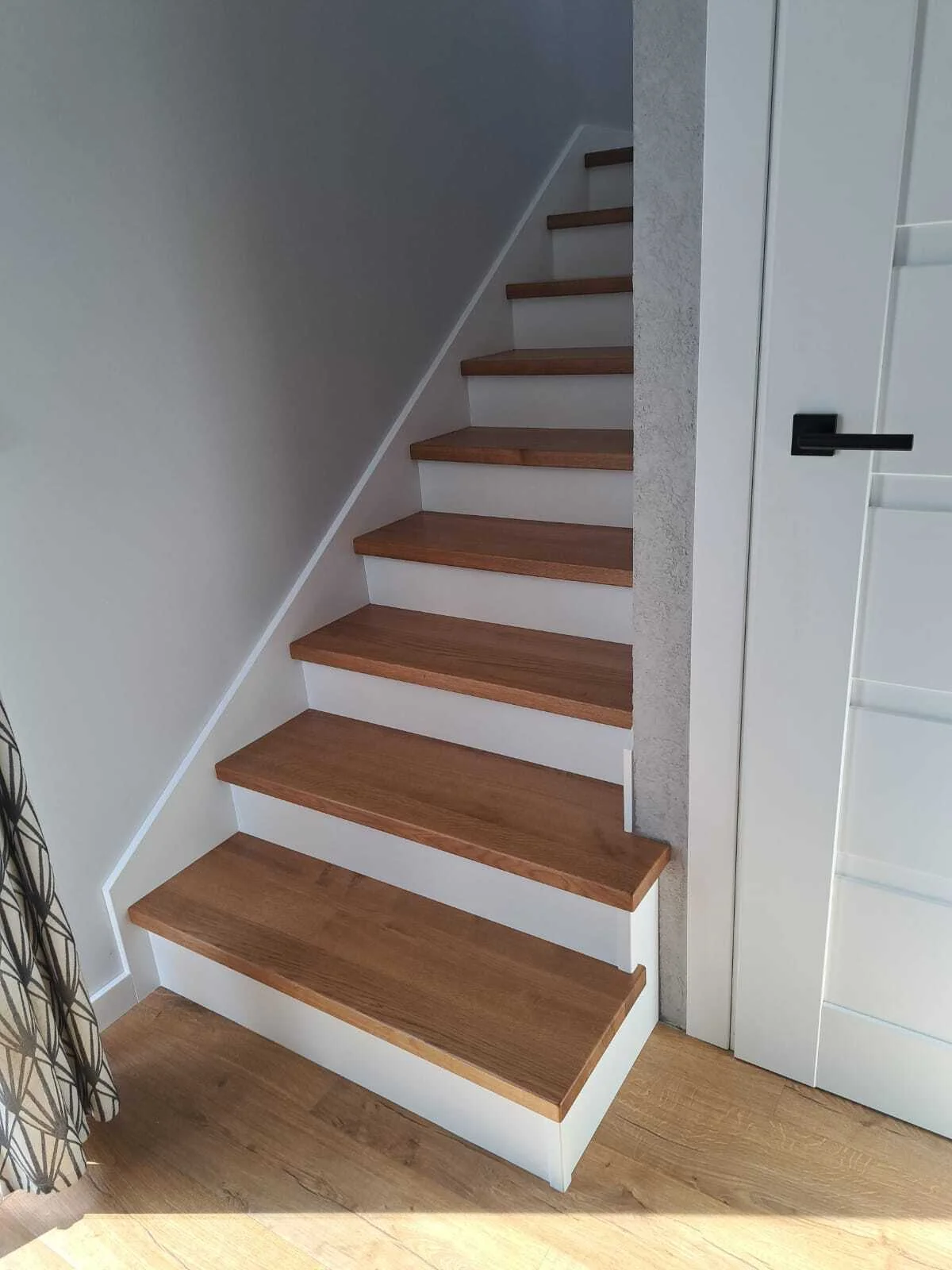 Schody dębowe z podestem Pruszcz Gdański, kolor orzech i biel