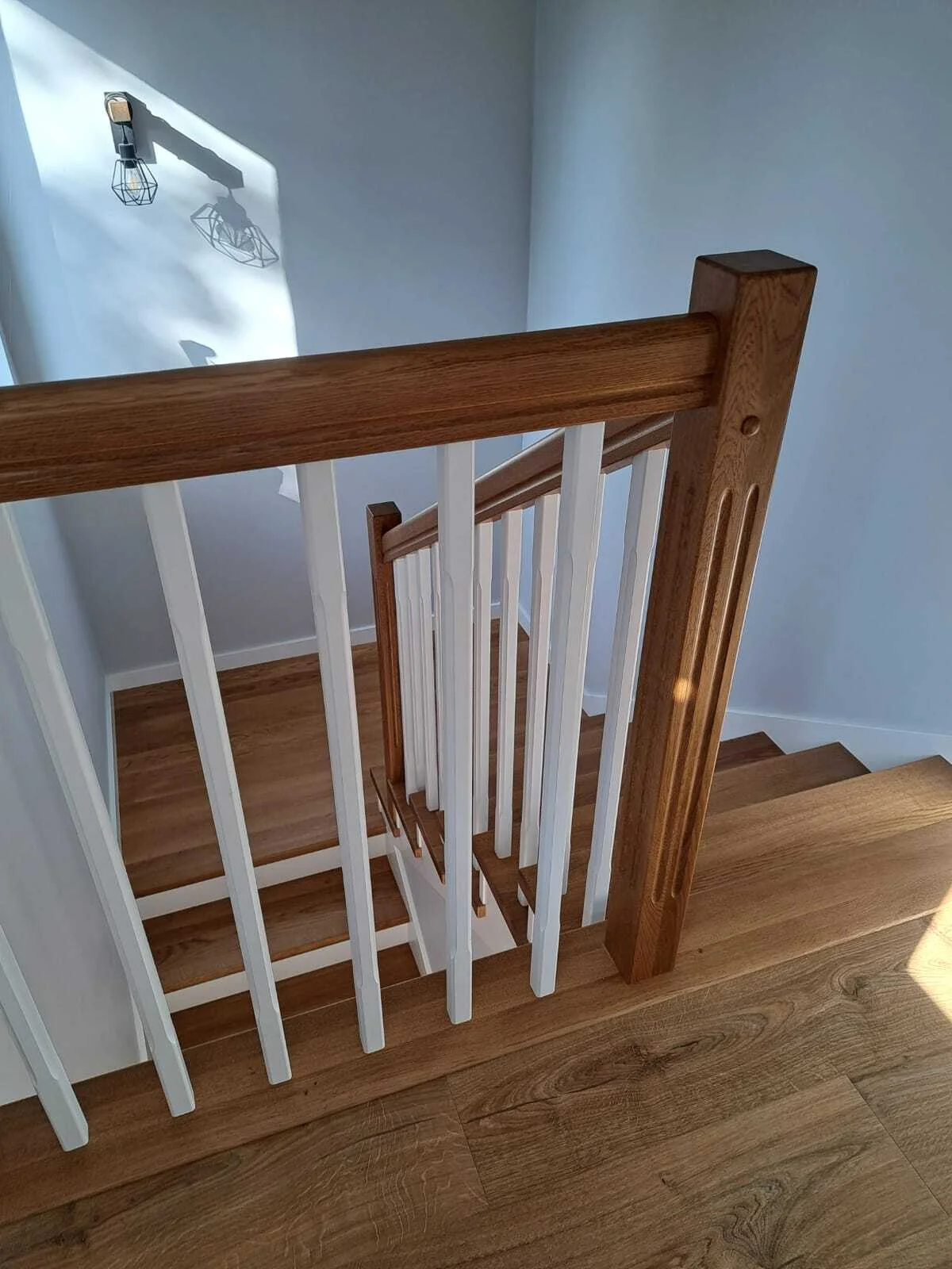 Stopnie dębowe orzech, białe podstopnice MDF